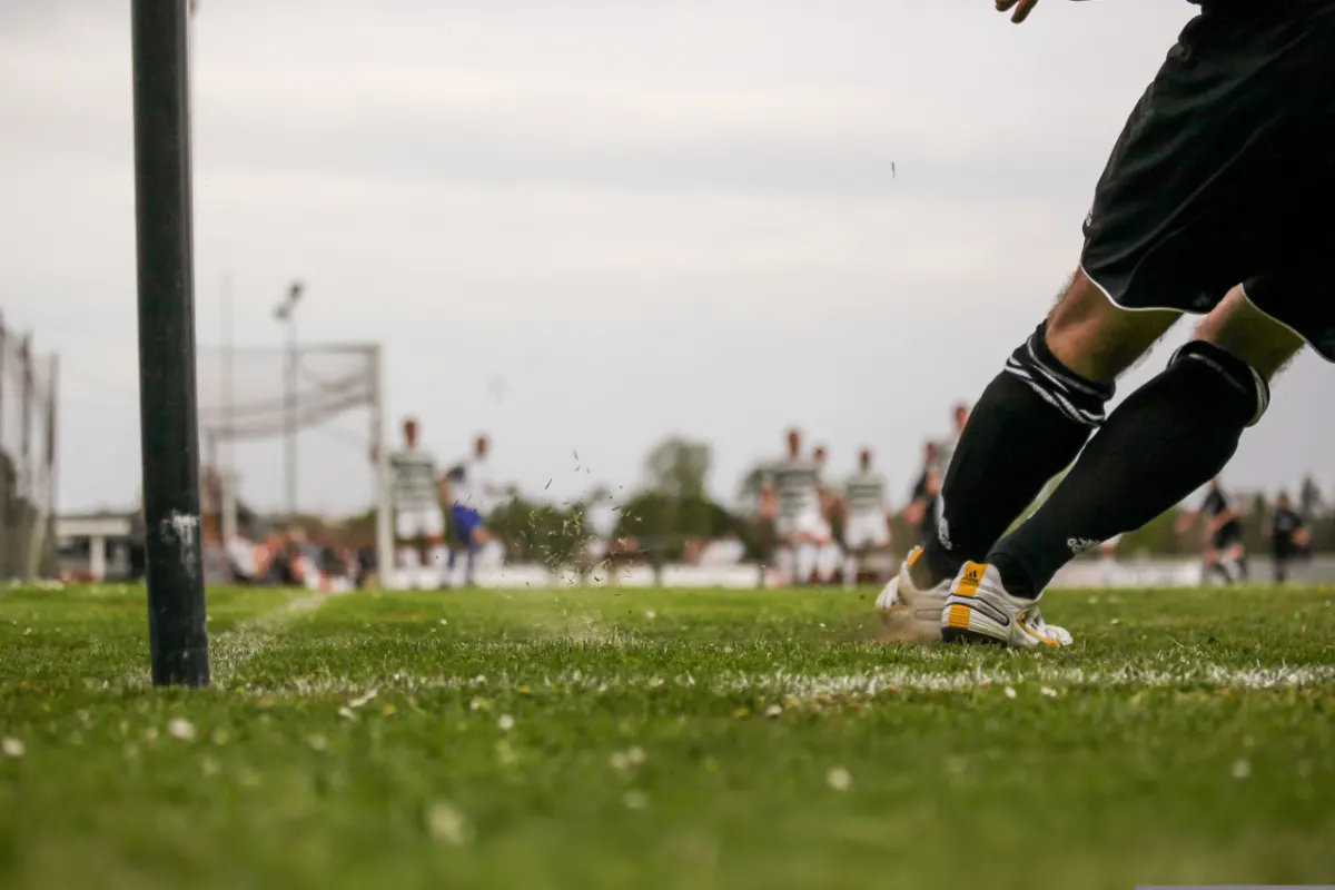 Fußballspieler beim Eckstoß auf dem Rasen